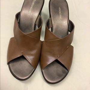 Women’s 9M brown leather slide shoes by naturalizer pre loved